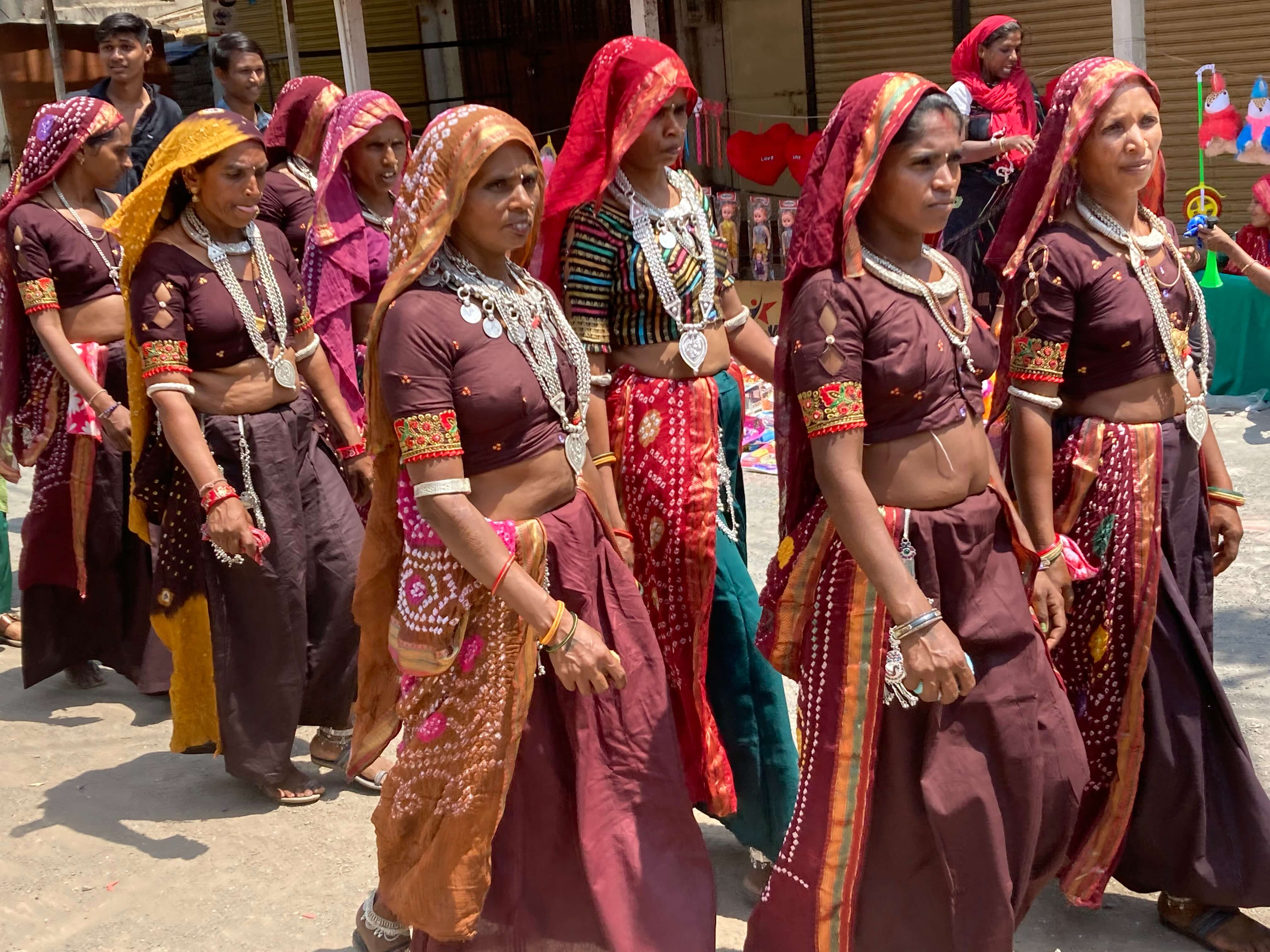 gujarat festival _ optocht vrouwen _ hanneke ten brinke.jpg